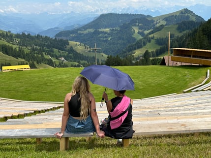 071024_19 Rigi girls umbrella.