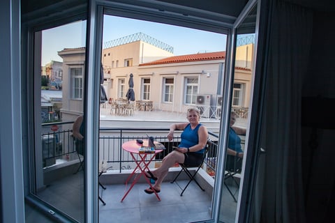 Athens ST balcony sit